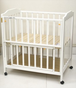 ミニ立ちベッドホワイトF カトージ製ベビーベッド