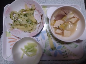 こんにちは＾＾ 1歳3か月になりました～。 ますます自己主張が強い次女。 気に入らないと、誰構わず噛みつくようになりました。自我の芽生えを通り越して反抗期ですか～～？ 三番目って、こんな感じなんですかね～＾＾； 相変わらず食べることは大好きで、おやつとごはんのときは椅子に座って待っている良い子です(笑) ＜今日のメニュー＞ ・３倍粥 ・厚揚げと白菜のあんかけ ・揚げないフライドポテト ・きゅうり フライドポテトは上の子たちにも大好評でした＾＾ 茹でて、トースターで焼いただけです。 ほんのり塩と青のりで頂きました。 今日も完食でした＾＾ ごちそうさまでした。