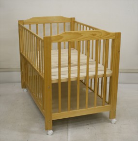 立ちベッド ナチュラルJ　カトージ製ベビーベッド 品番02166