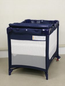 ポータブルベビーベッド おむつ替えテーブル付 ネイビーブルー 品番63711 カトージ
