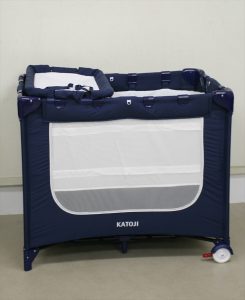 KATOJI ポータブルベビーベッド　ネイビー　マット付き63711 ポータブルベビーベッド おむつ替えテーブル付（ネイビーブルー