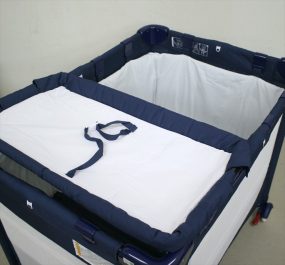 ポータブルベビーベッド おむつ替えテーブル付 ネイビーブルー 品番63711 カトージ